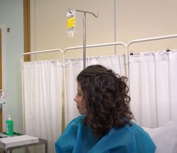 Наркологическая помощь в стационаре Женщина под капельницей